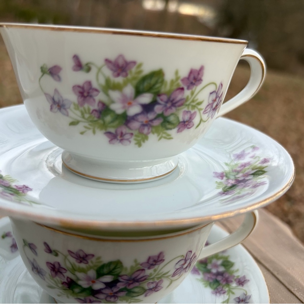 (4) Vintage Kyoto Bone China Violets 8038
Tea Cups & Saucers w/ bonus cup! - Picture 3 of 6